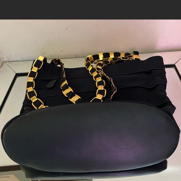 💥💥💥VINTAGE SUPER BEAUTIFUL 💥💥Ferragamo Navy blue Canvas Vara
Chain Tote💥💥 - Picture 5 of 16